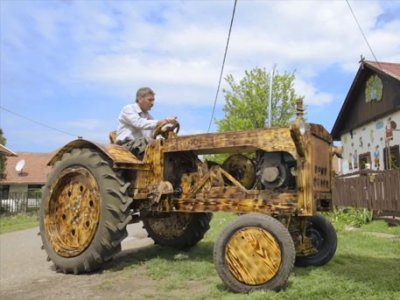 Дерев'яний трактор
